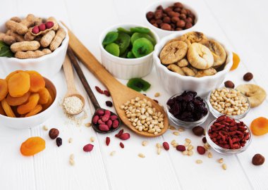 Karışık Kuruyemiş eski bir beyaz ahşap tablo