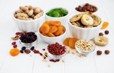 Karışık Kuruyemiş eski bir beyaz ahşap tablo