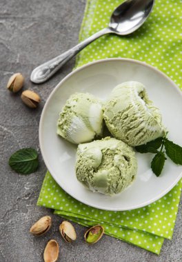 Fıstıklı dondurma ve nane ile taş zemin üzerine Antep fıstığı