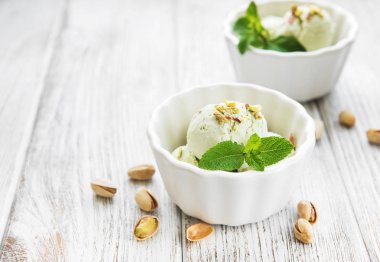 Fıstıklı dondurma ve nane ile eski bir ahşap zemin üzerine Antep fıstığı