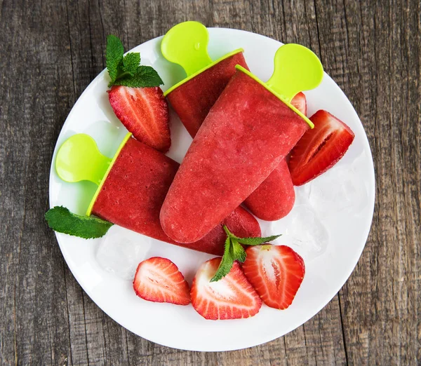 Ev yapımı çilekli dondurma ve bir tablo taze çilek