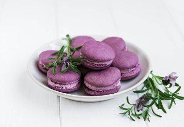 Lavanta macarons Beyaz ahşap bir masa üzerinde plaka