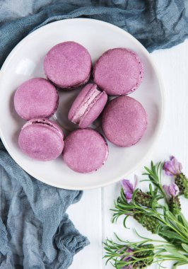 Lavanta macarons Beyaz ahşap bir masa üzerinde plaka