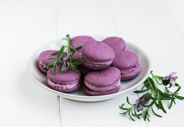 Plate Lavender Macarons White Wooden Table — Stock Photo, Image