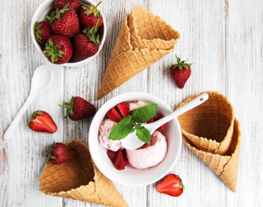 Çilekli dondurma ve waffle koni eski ahşap arka plan üzerinde