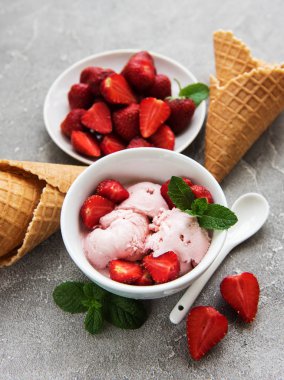 Çilekli dondurma ve waffle koni taş zemin üzerine