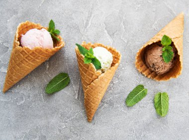 farklı renk ve lezzetleri kiraz, çikolata ve fıstık ile dondurma kepçe kümesi