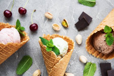 farklı renk ve lezzetleri kiraz, çikolata ve fıstık ile dondurma kepçe kümesi