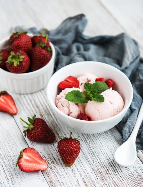 Strawberry Ice Cream Old Wooden Background — Stock Photo, Image