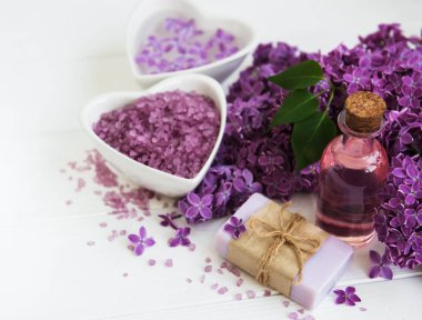 Esans eski bir ahşap zemin üzerine eflatun çiçekli