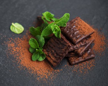 Çikolata ve nane siyah bir taş zemin üzerine