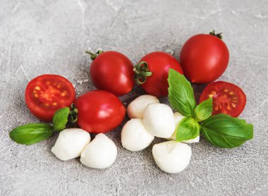 İtalyan gıda maddeleri - mozzarella, fesleğen, domates 