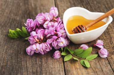 ile akasya çiçekleri ahşap arka plan üzerinde tatlım