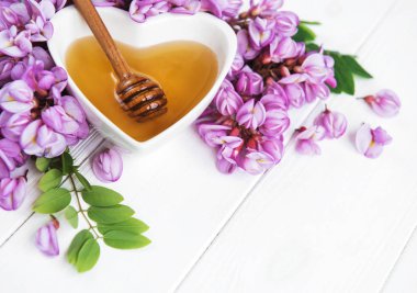 ile akasya çiçekleri ahşap arka plan üzerinde tatlım