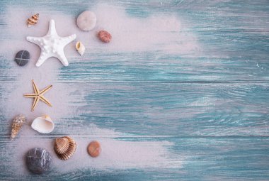 deniz kabukları ahşap arka plan üzerinde kum ile