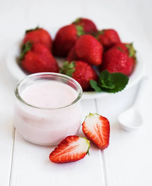 Tarro con yogur de fresa — Foto de Stock