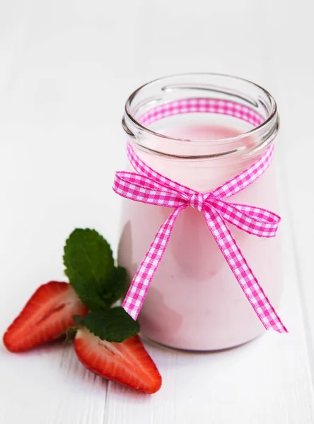 Vaso Con Yogurt Alla Fragola Tavolo Legno Bianco — Foto Stock