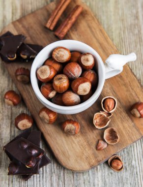 Çikolata ve fındık eski bir ahşap tablo