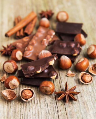 Çikolata ve fındık eski bir ahşap tablo