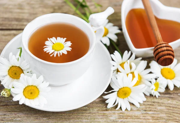 Kopje Kruidenthee Met Kamille Bloemen Een Oud Houten Tafel — Stockfoto