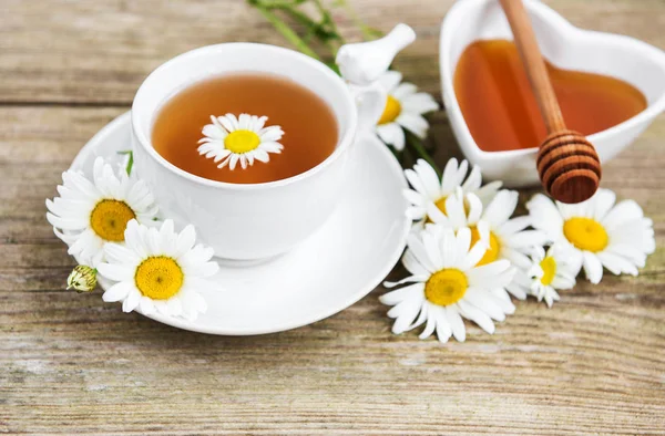 Kopje Kruidenthee Met Kamille Bloemen Een Oud Houten Tafel — Stockfoto