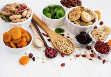 Karışık Kuruyemiş eski bir beyaz ahşap tablo