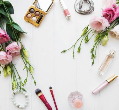 Dekoratif düz kadınlar Dekoratif kozmetik ve çiçekler ile kompozisyon yatıyordu