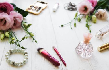 Dekoratif düz kadınlar Dekoratif kozmetik ve çiçekler ile kompozisyon yatıyordu