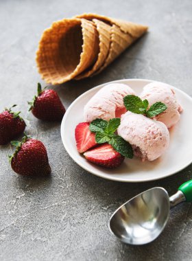 Çilekli dondurma ve waffle koni taş zemin üzerine