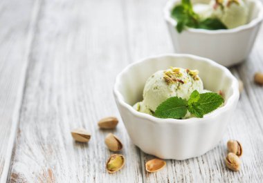 Fıstıklı dondurma ve nane ile eski bir ahşap zemin üzerine Antep fıstığı