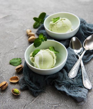 Fıstıklı dondurma ve nane ile taş zemin üzerine Antep fıstığı