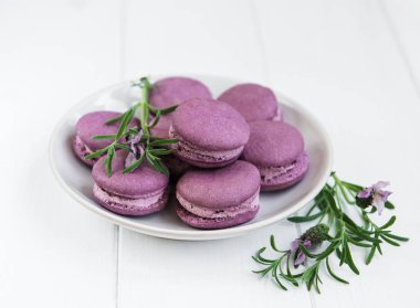 Lavanta macarons Beyaz ahşap bir masa üzerinde plaka
