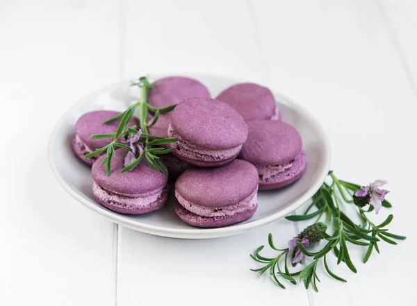 Plate Lavender Macarons White Wooden Table — Stock Photo, Image