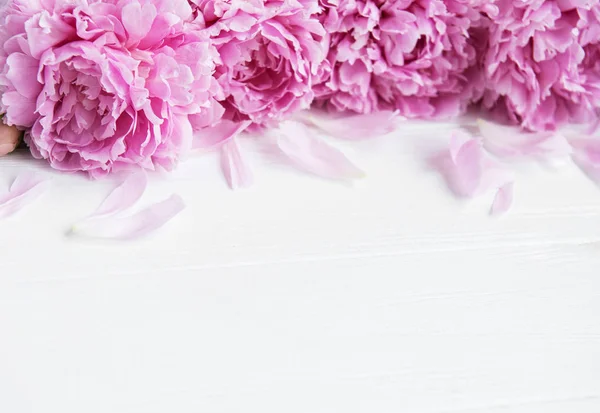 Roze Pioen Bloemen Een Wit Houten Tafel — Stockfoto