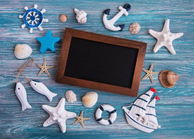 Holiday beach konseptiyle kabukları, seastars ve yazı tahtası Beyaz ahşap zemin üzerinde