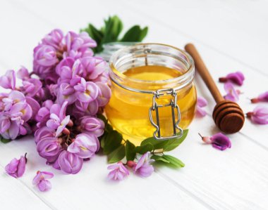 ile akasya çiçekleri Beyaz ahşap zemin üzerinde tatlım