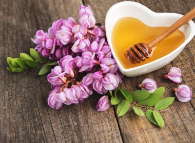 ile akasya çiçekleri ahşap arka plan üzerinde tatlım