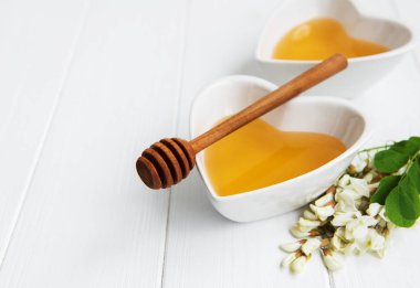 ile akasya çiçekleri ahşap arka plan üzerinde tatlım