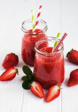 Kavanoz ile ahşap bir masa üzerinde çilek güler yüzlü