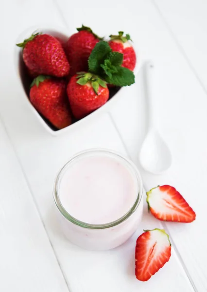 Jar Met Aardbei Yoghurt Een Witte Houten Tafel — Stockfoto