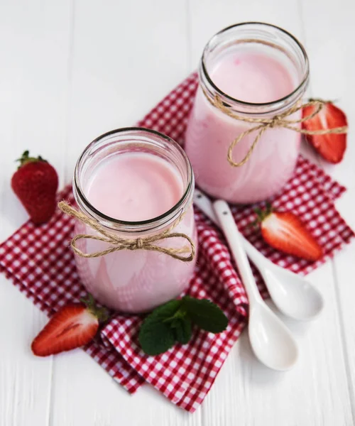 Frascos Con Yogur Fresa Sobre Una Mesa Madera Blanca —  Fotos de Stock