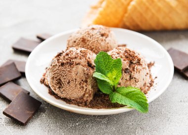 Plaka taş zemin üzerine çikolatalı dondurma ile