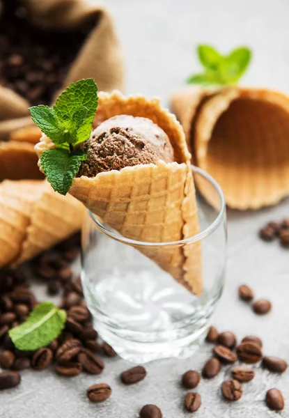 Gelato Caffè Chicchi Caffè Vecchio Tavolo Legno — Foto Stock