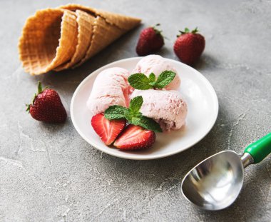 Çilekli dondurma ve waffle koni taş zemin üzerine