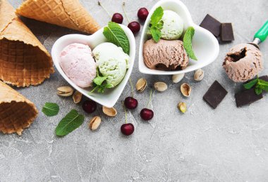 farklı renk ve lezzetleri kiraz, çikolata ve fıstık ile dondurma kepçe kümesi