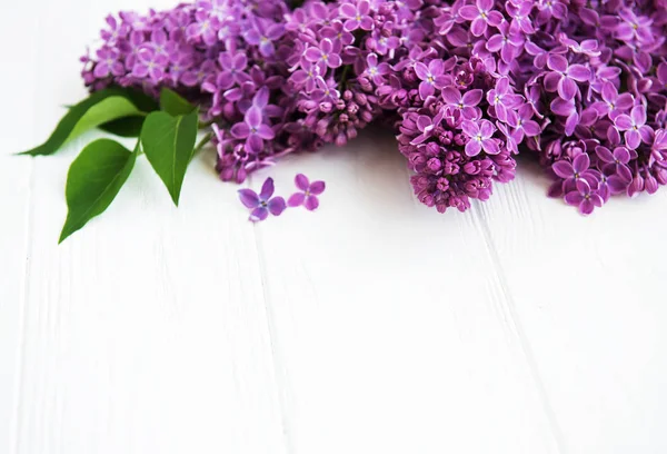 Beyaz ahşap zemin üzerinde Eflatun çiçekler