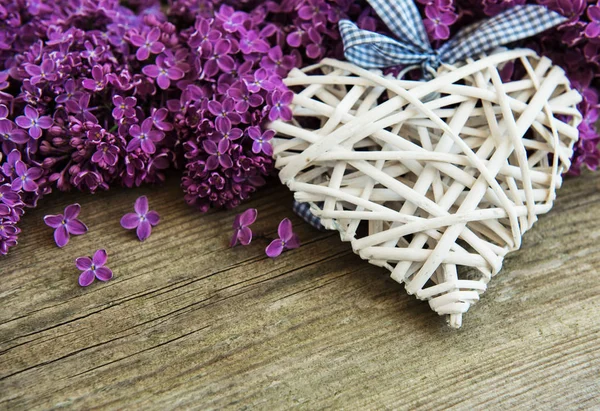 Beyaz ahşap zemin üzerinde Eflatun çiçekler