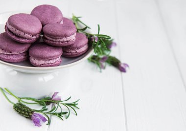 Lavanta macarons Beyaz ahşap bir masa üzerinde plaka