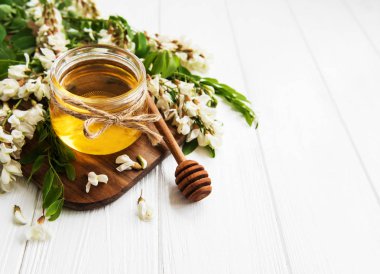 ile akasya çiçekleri ahşap arka plan üzerinde tatlım