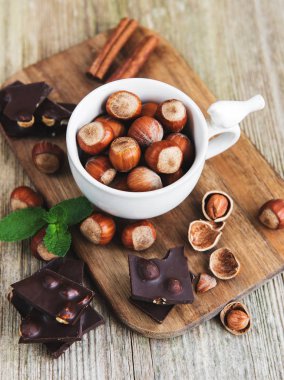 Çikolata ve fındık eski bir ahşap tablo